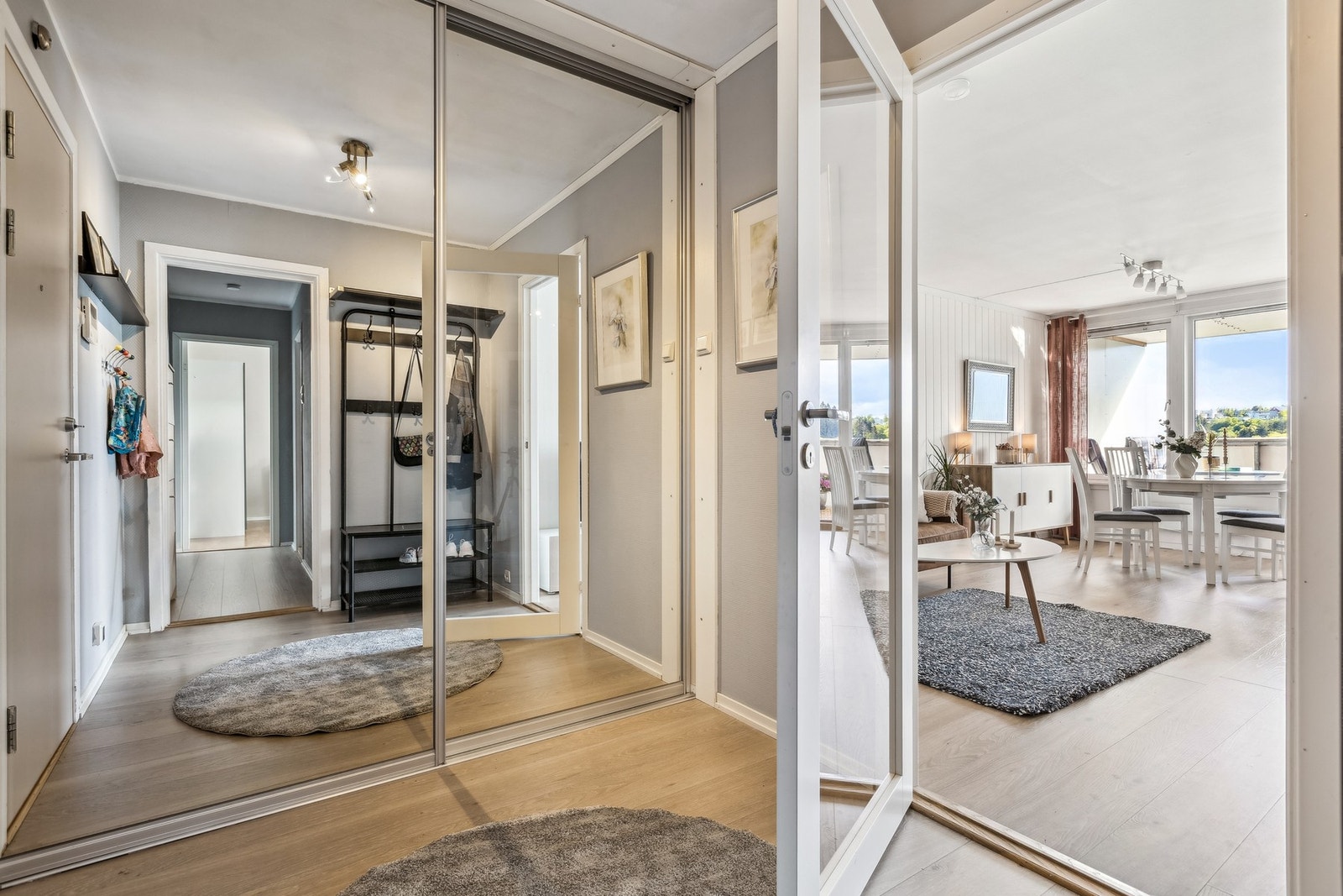 Lys og romslig gang med innebygd skyvedørsgarderobe. Galleribilde