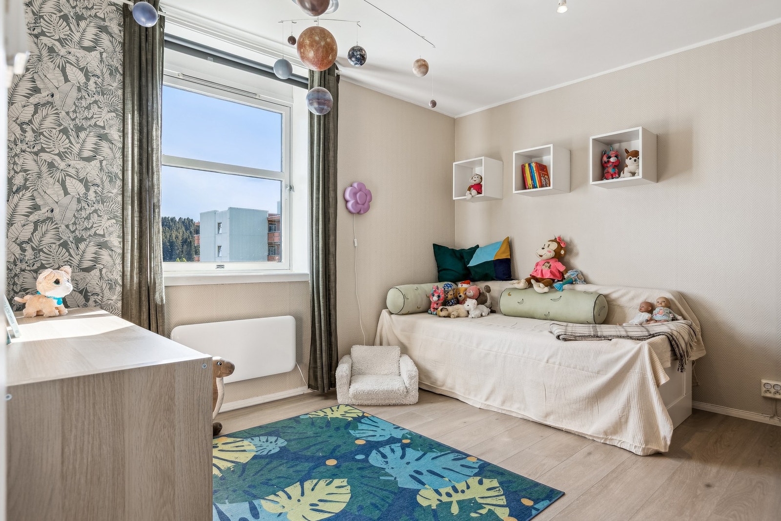 Soverom nr. 2 med plass til både seng og oppbevaringsmuligheter. Galleribilde