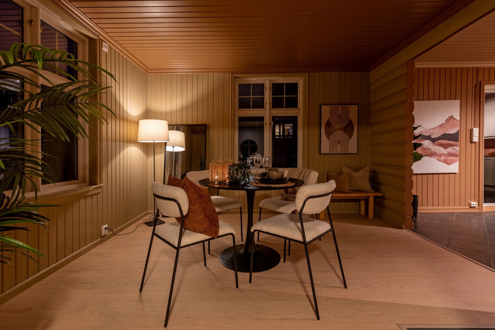 Hyggelig spisestue med åpen løsning til kjøkken Galleribilde