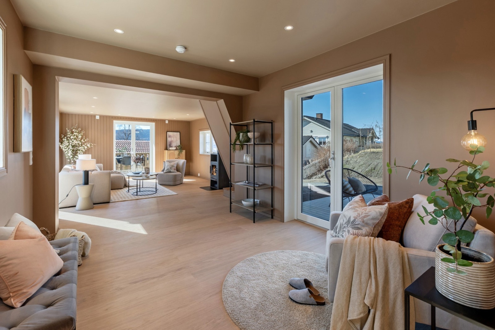 Romslig stue med store vinduer, utgang til terrasse/uteplass mot nord og vest. Galleribilde