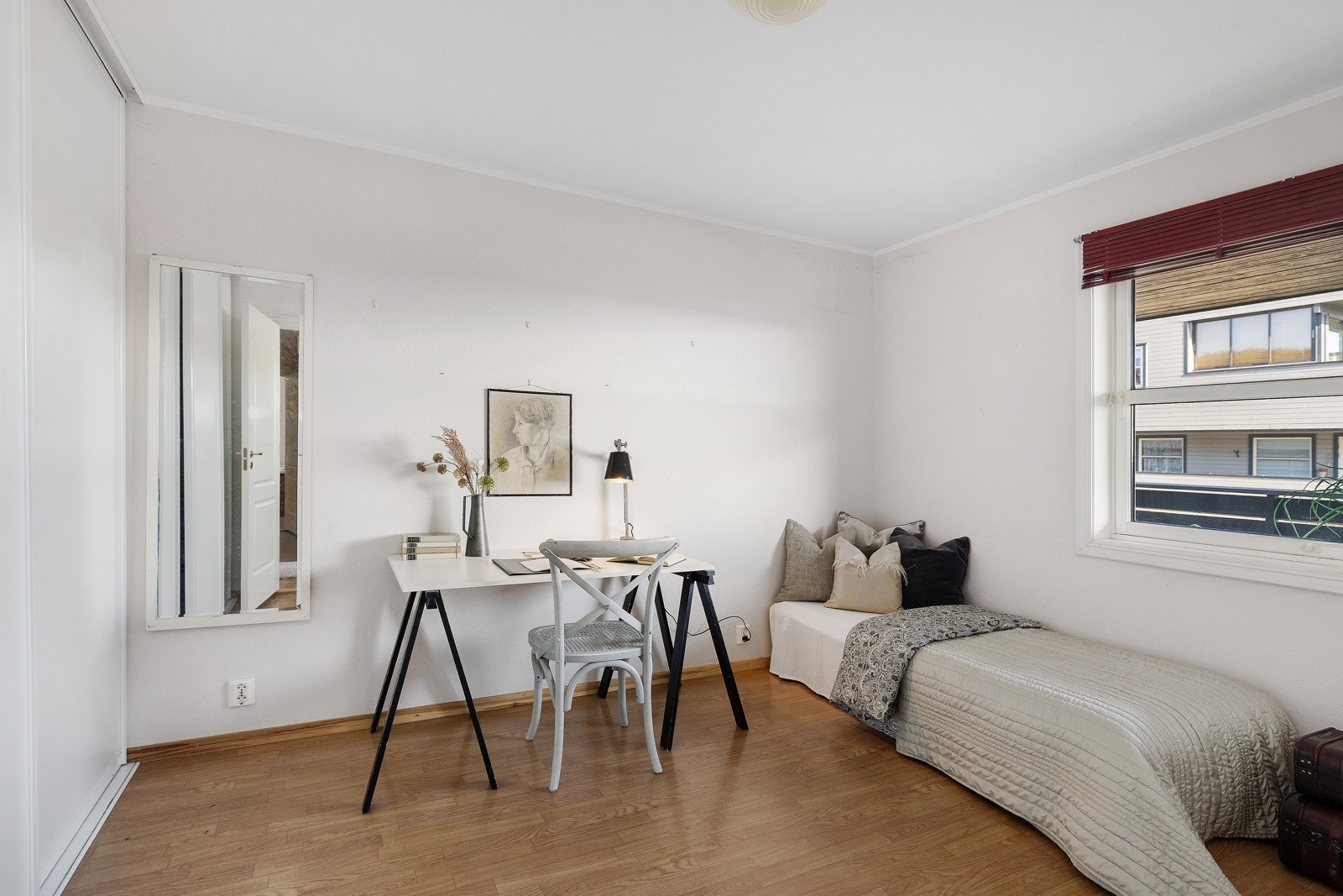 Romslig soverom med god plass til seng, garderobe m.m. Galleribilde