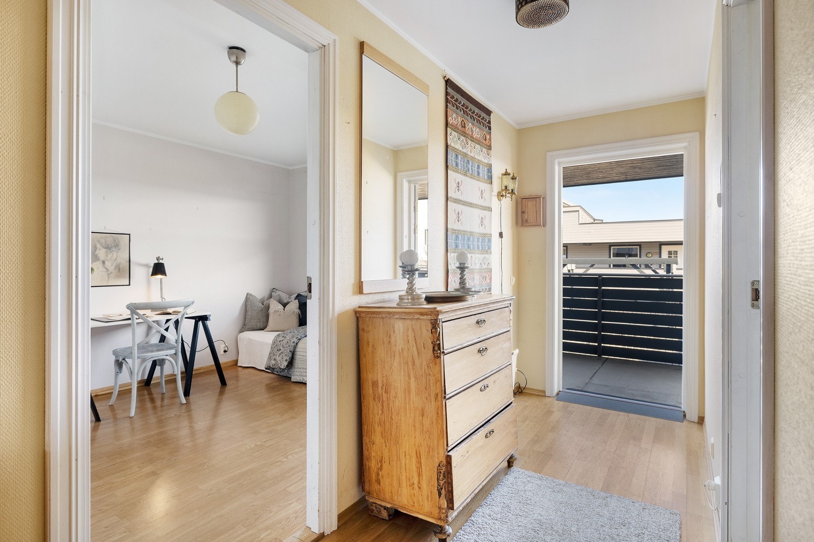 Pen entré med god plass til å henge fra seg yttertøy og sko i garderobe. Det er også en praktisk bod i tilknytning entréen. Galleribilde