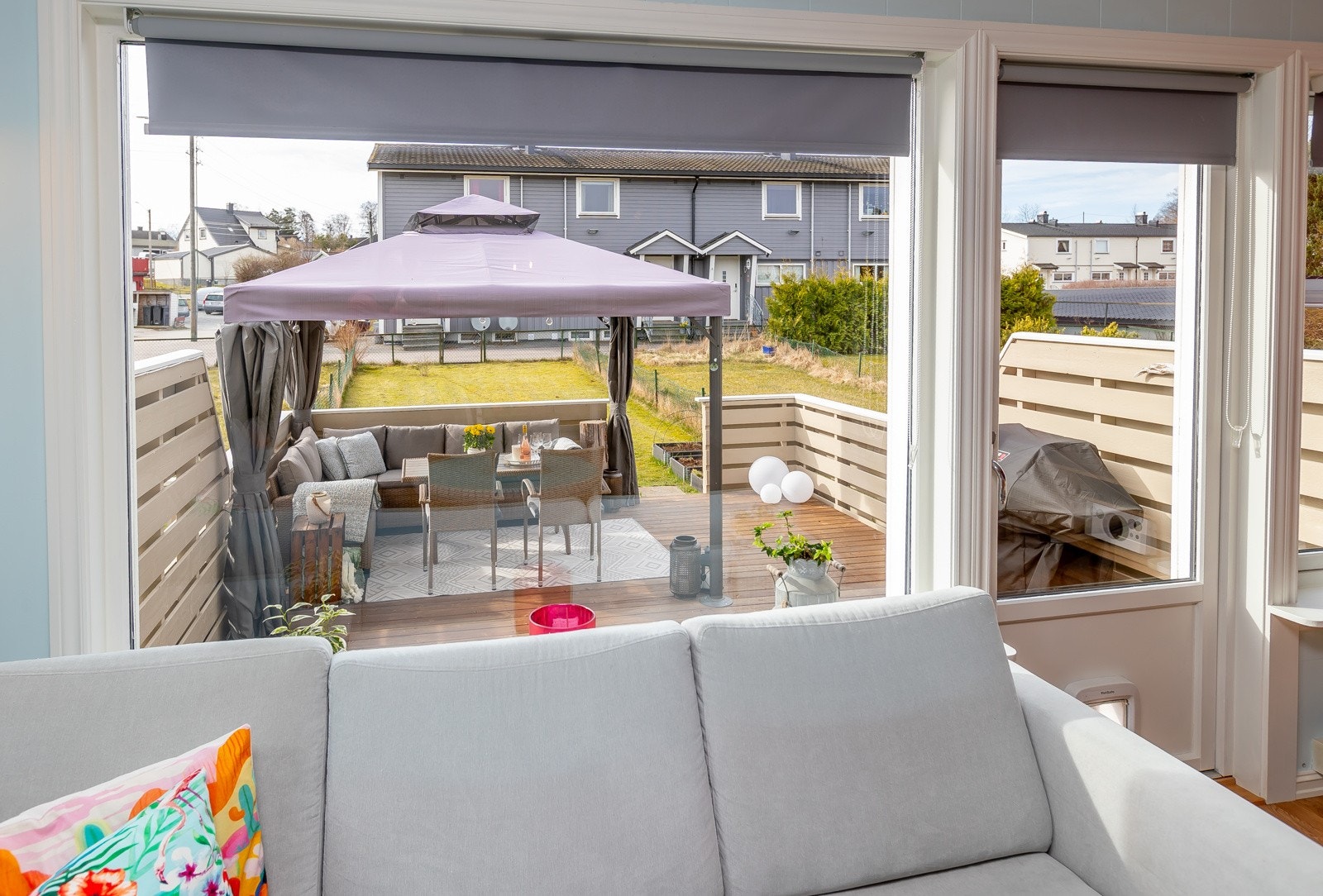 Store vindusflater slipper lyset inn i stuen! Galleribilde