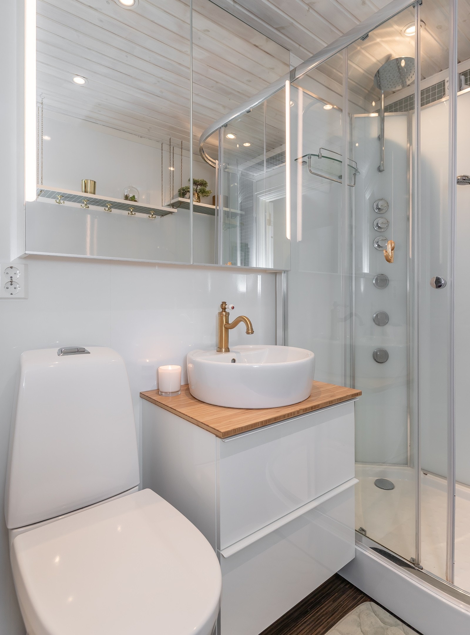 Lys innredning. Dusjkabinett. Galleribilde