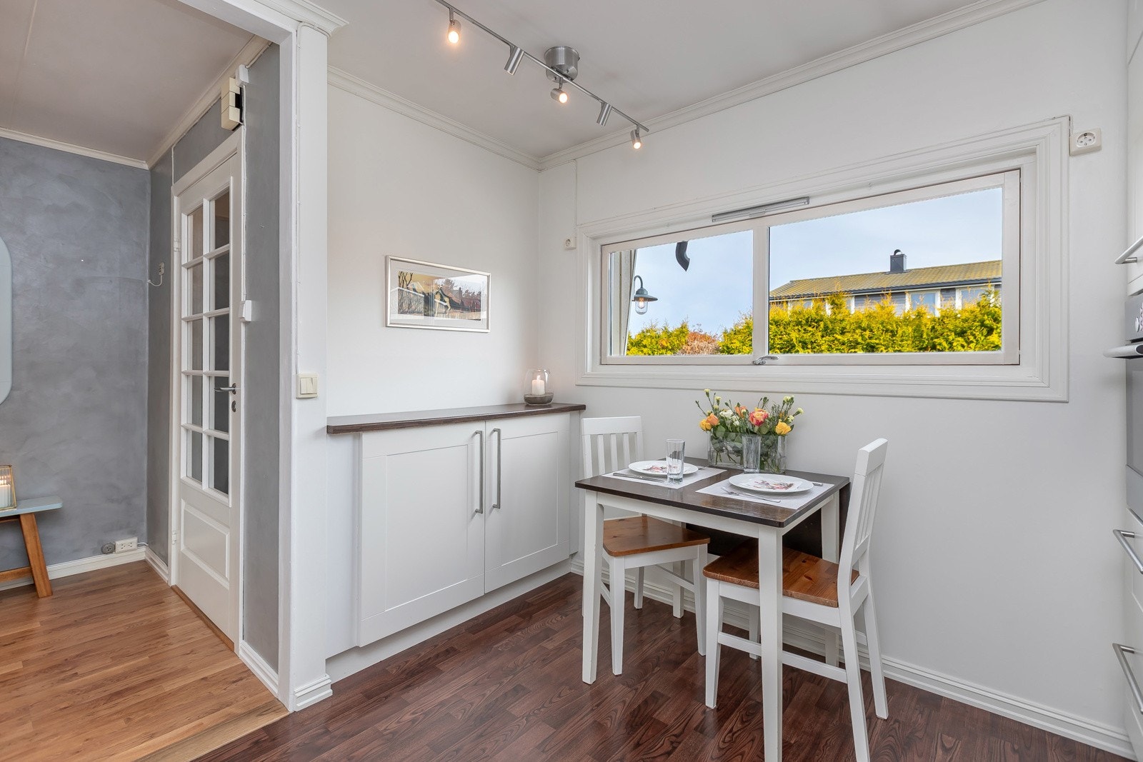 Plassbygget skap med avlastningsbenk over gir det lille ekstra for oppbevaring Galleribilde