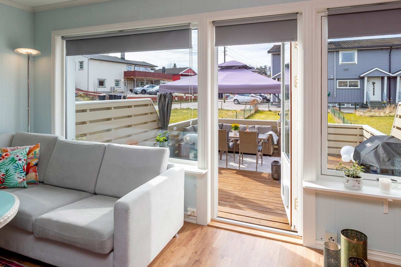 Utgang til terrasse & hagen fra stuen. Galleribilde