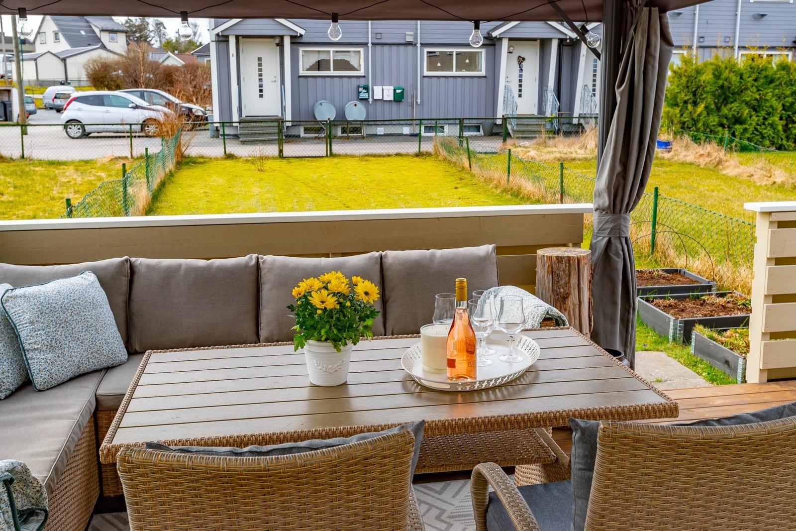 Uteområdet er romslig og har gode solforhold Galleribilde