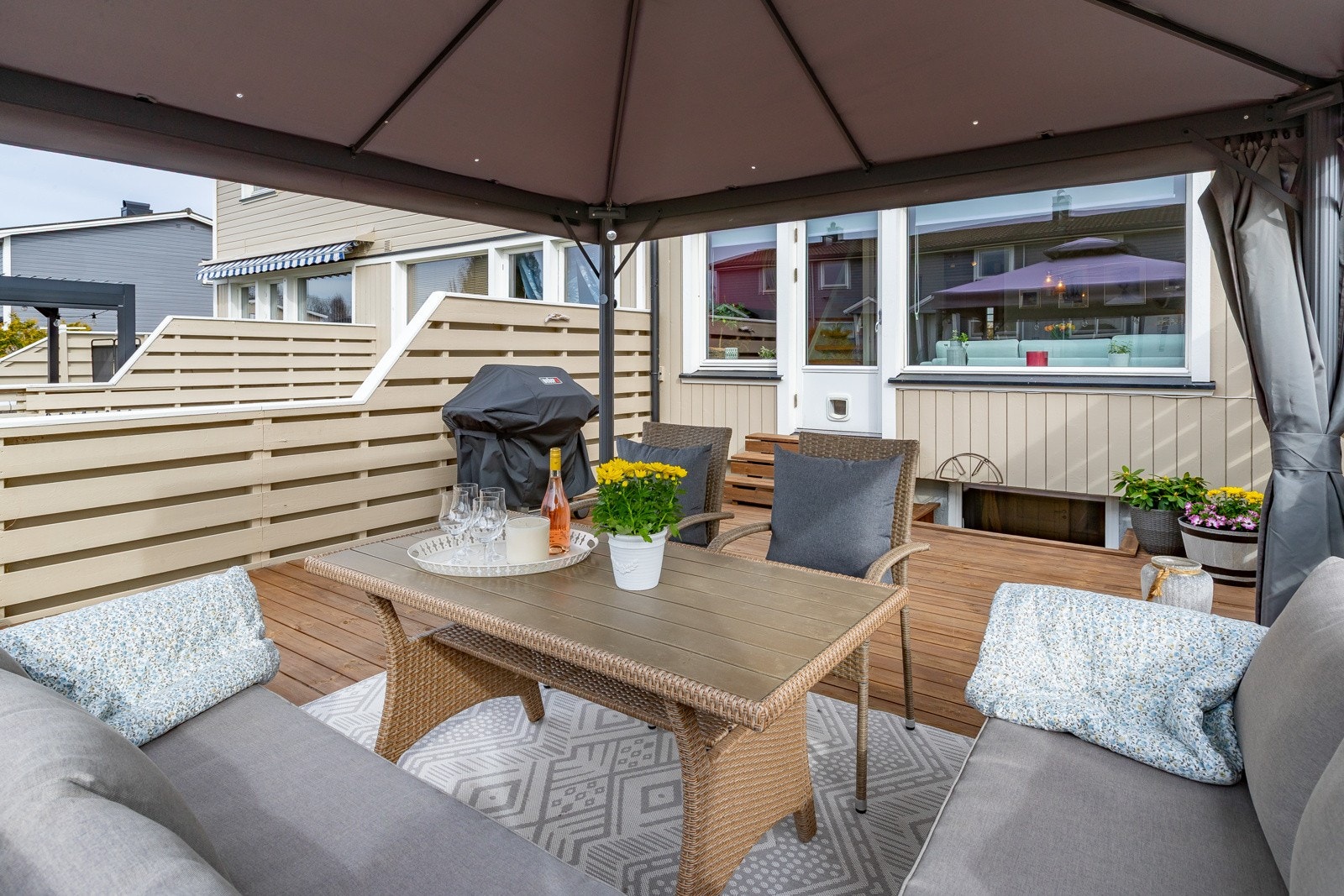 Fine utesoner hvor det er plass til å invitere venner & familie for et hyggelig lag. Galleribilde