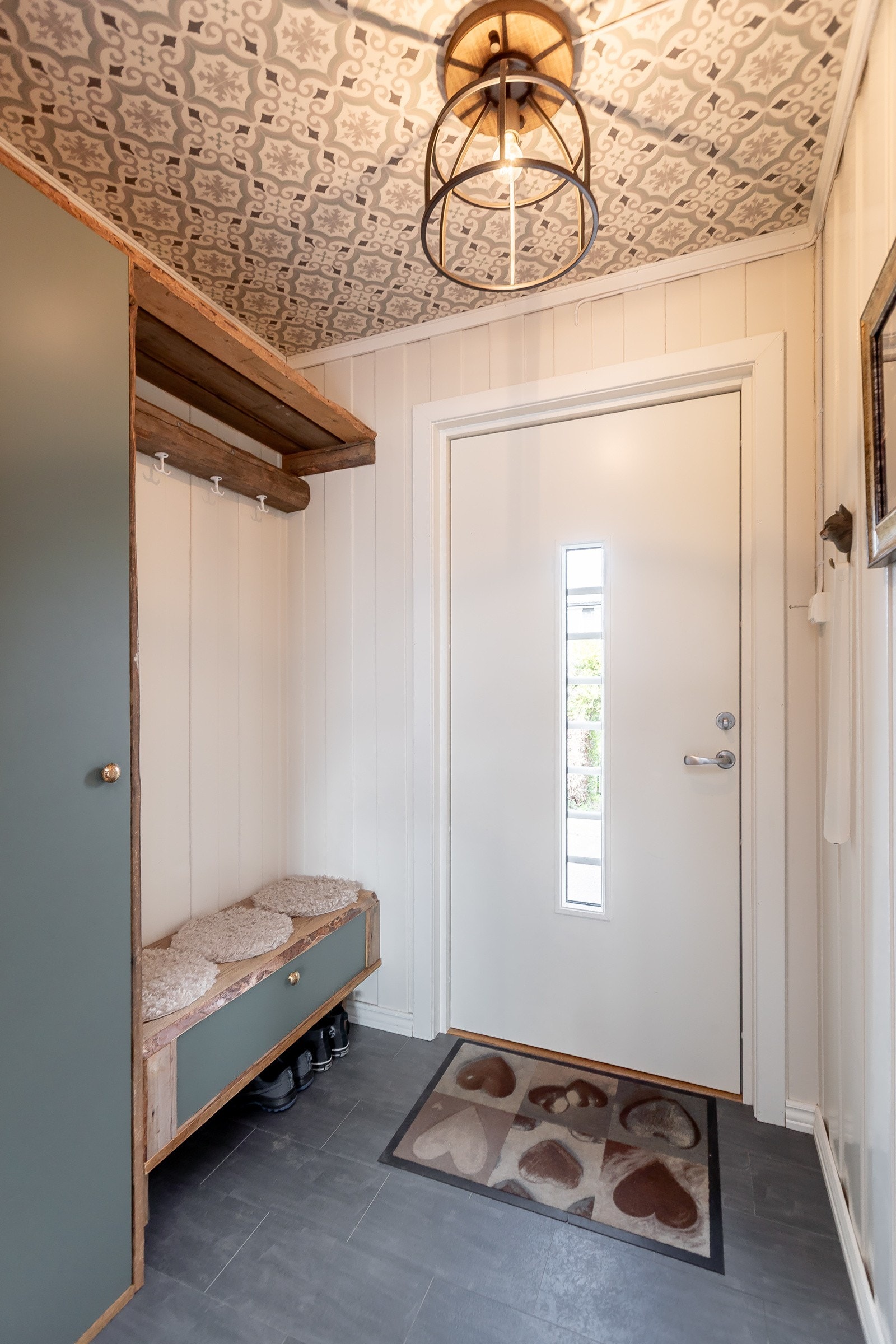 Stilig gang- nyoppusset med plassbygget innredning - legg merke til taket! Galleribilde