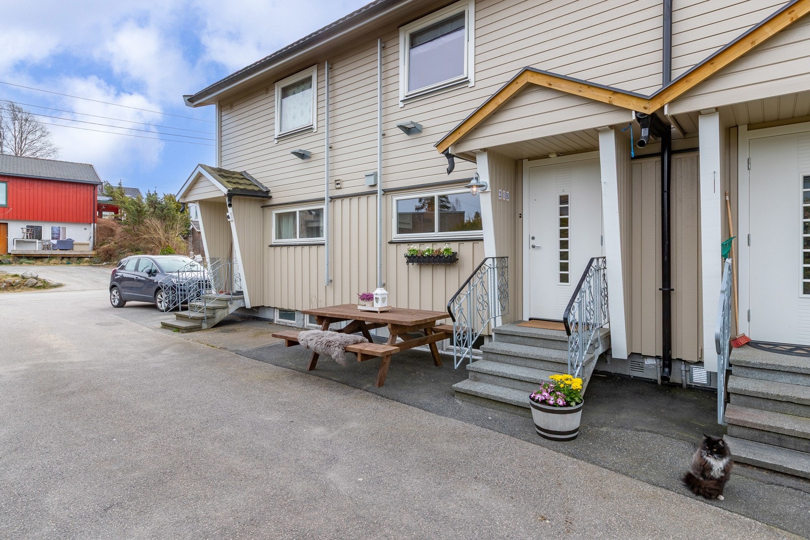 Inngangsparti med plass til sittegruppe - her har du morgensolen! Galleribilde