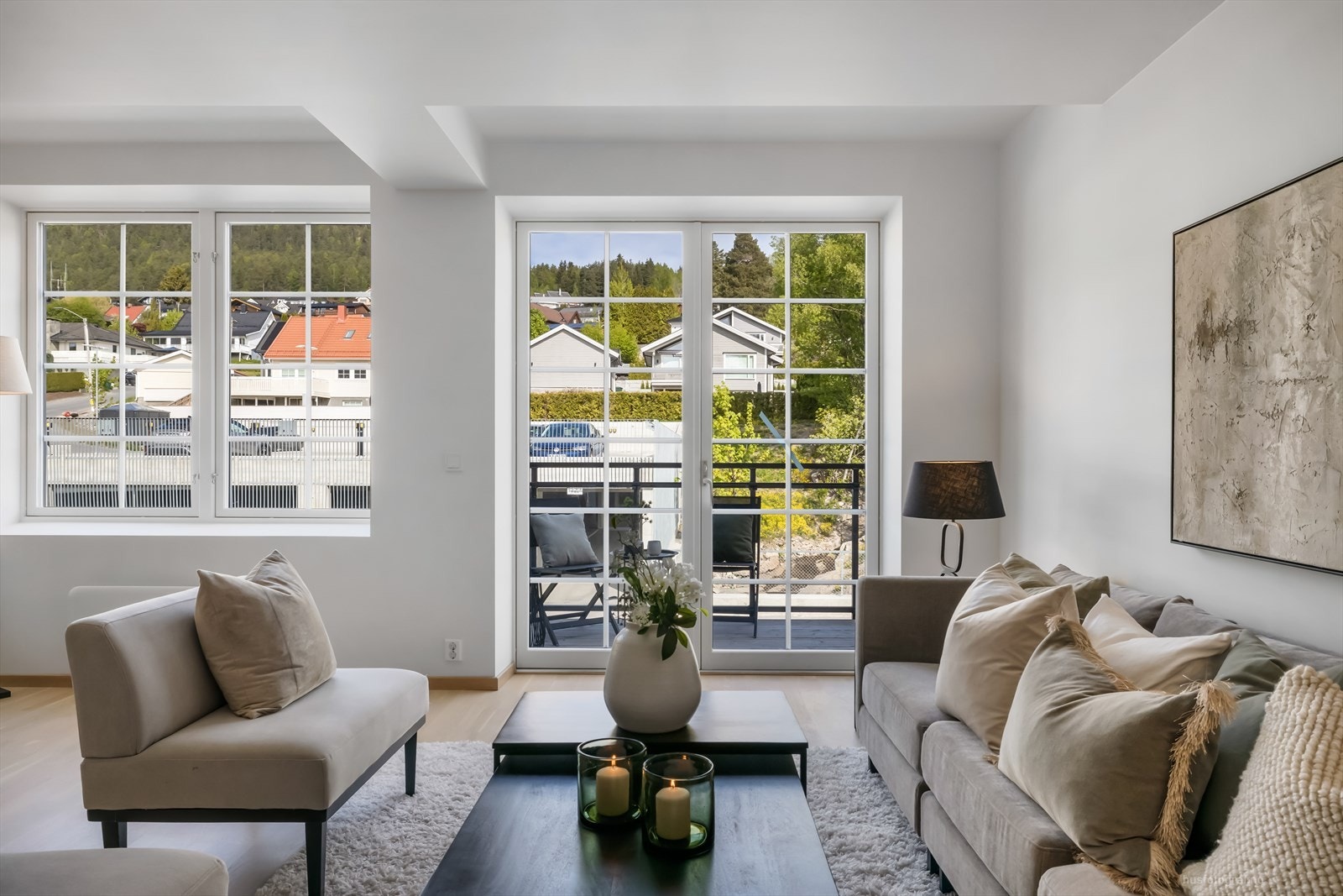Leiligheten har god standard med parkett på gulv, lyse overflater og moderne innredning på kjøkken og bad. Galleribilde