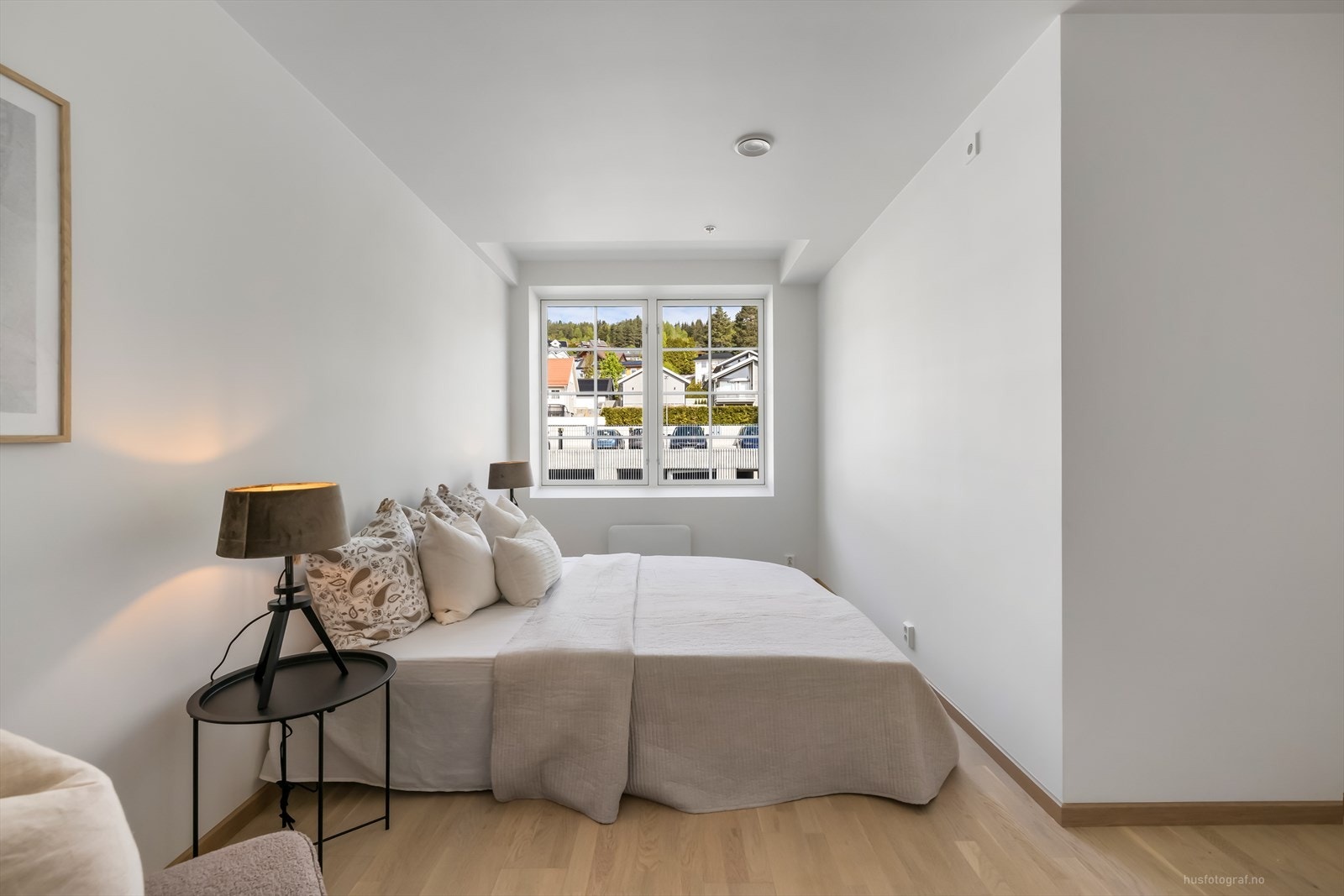 Hovedsoverommet er av god størrelse og kan enkelt møbleres med både dobbeltseng, nattbord og garderobe. Galleribilde