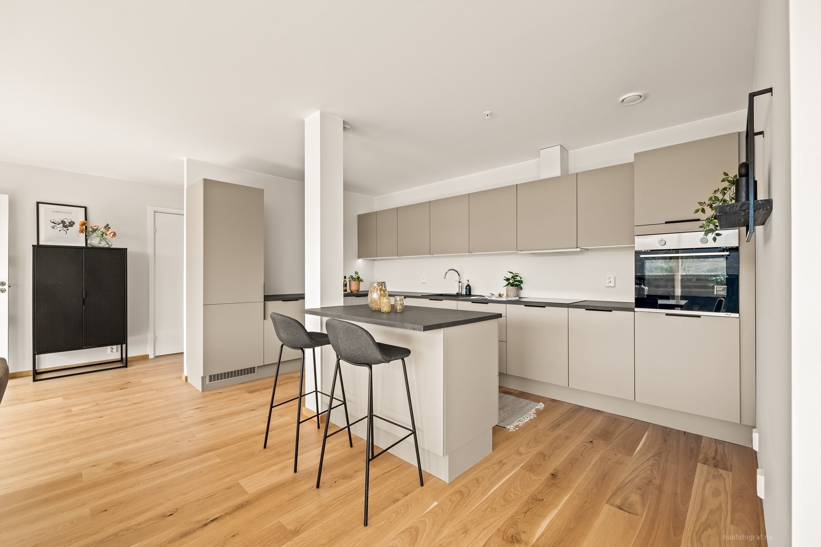 Kjøkkeninnredning fra HTH med
moderne glatte fronter og benkeplate av laminat. Galleribilde