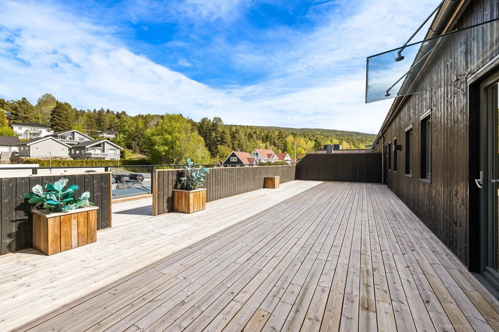 Leiligheten har to store terrasser, en på fremsiden og en på baksiden. Galleribilde