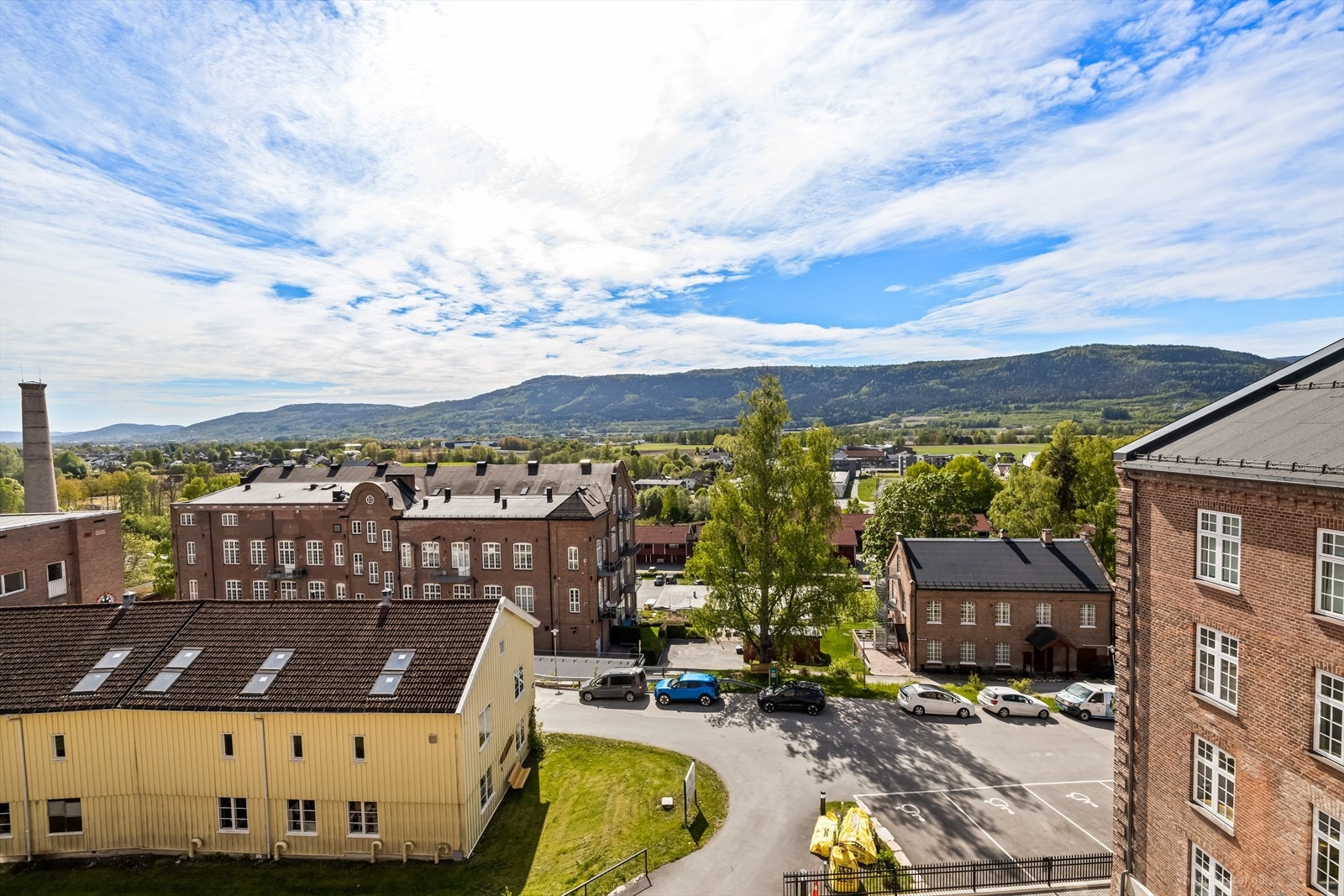 Leiligheten har en fantastisk terrasse på to sider på samlet hele 136 m² med fin utsikt. Galleribilde