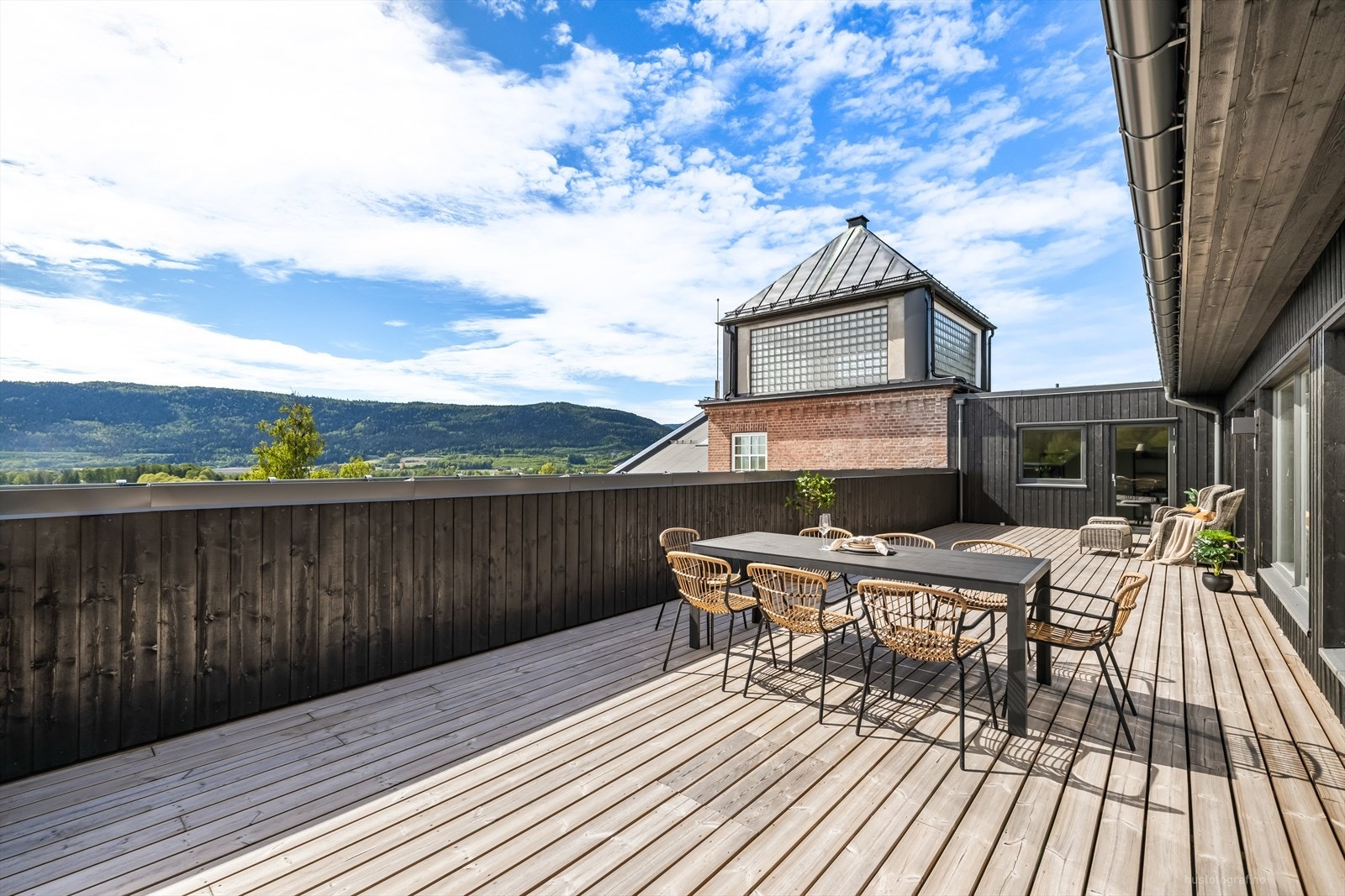 Terrassene byr på lange, solrike dager fra morgen til kveld, med god plass til flere sittegrupper for en sosial og avslappende atmosfære Galleribilde