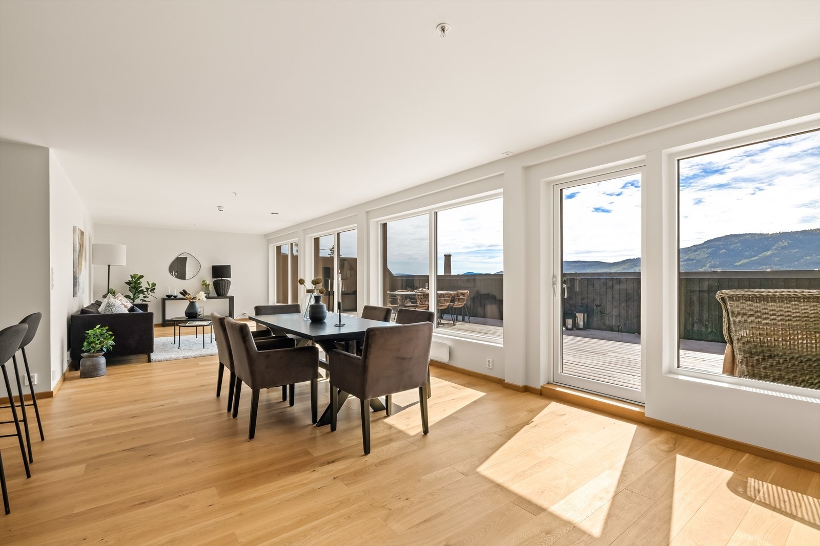 Stor stue med et moderne og tidløst utrykk. Galleribilde