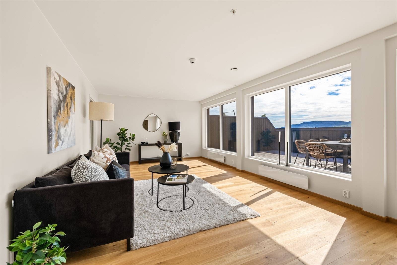 Stuen er pent innredet og videre lett å møblere og det er rom for å møblere med flere sittegrupper. Galleribilde