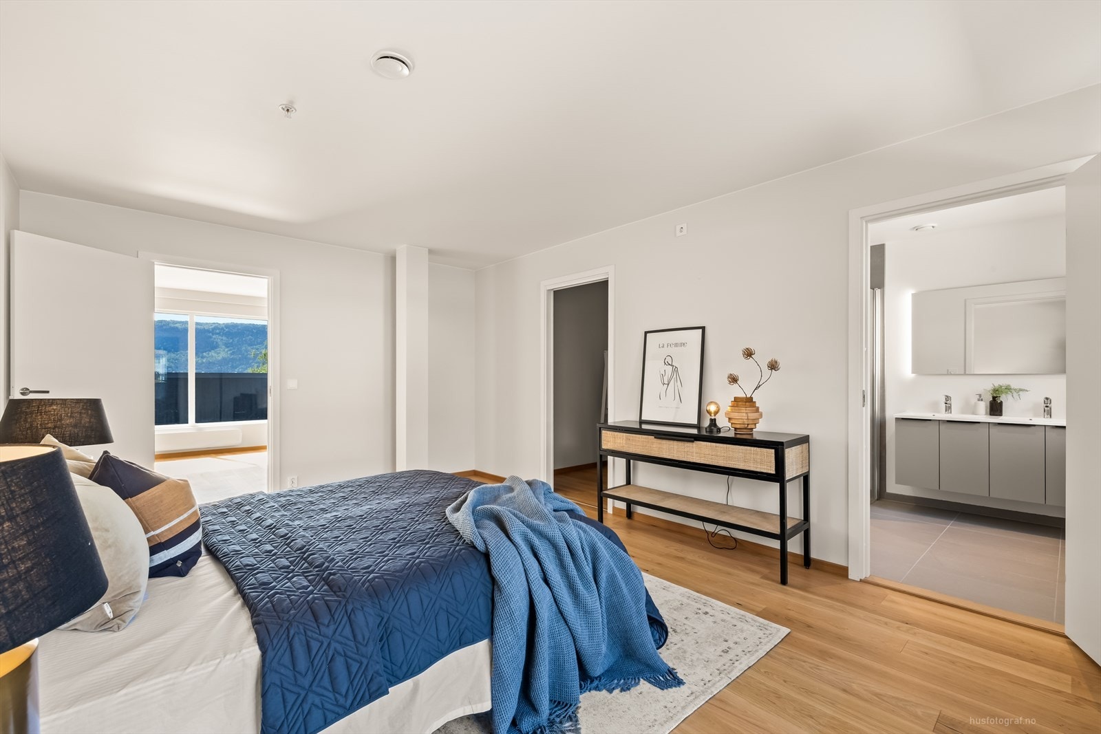 Hovedsoverommet ligger i suite-løsning med direkte adkomst til både eget garderoberom og eget bad. Galleribilde