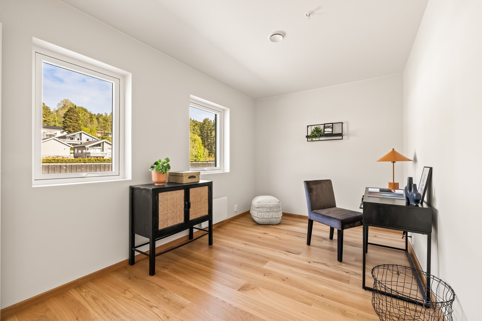 Soverommene er lyse og romslige og kan enkelt møbleres med både seng, nattbord og skrivepult. Galleribilde