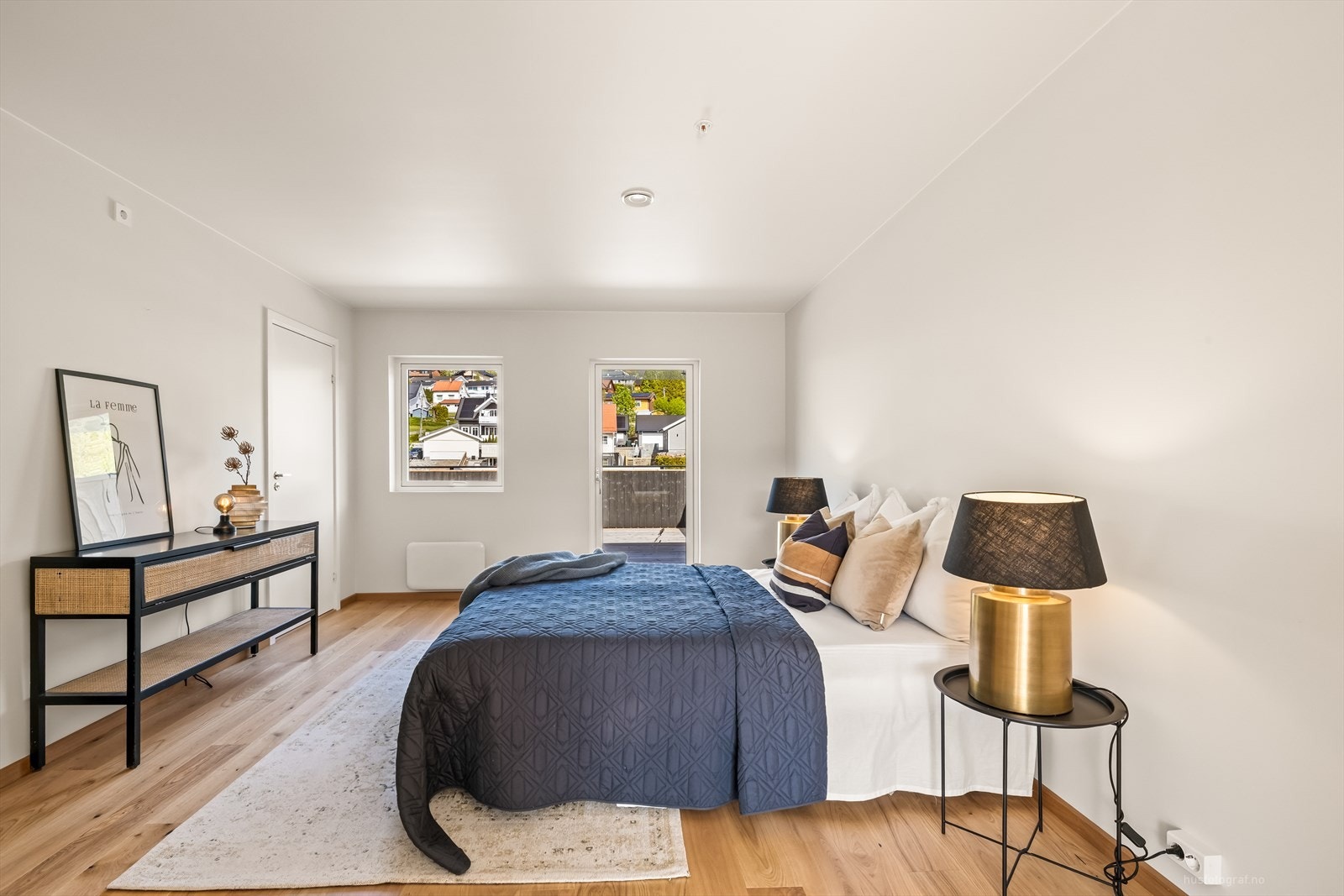 Hovedsoverommet er av god størrelse og kan enkelt møbleres med både dobbeltseng og nattbord. Galleribilde