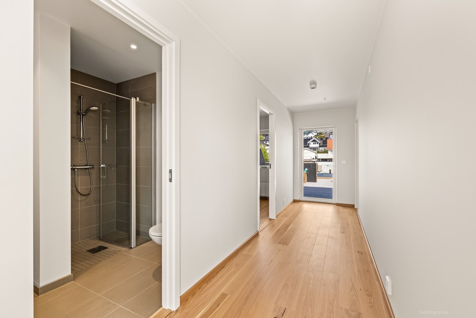 Leiligheten har et lekkert og stilrent uttrykk med store, herskapelige vindusflater og god standard. Galleribilde