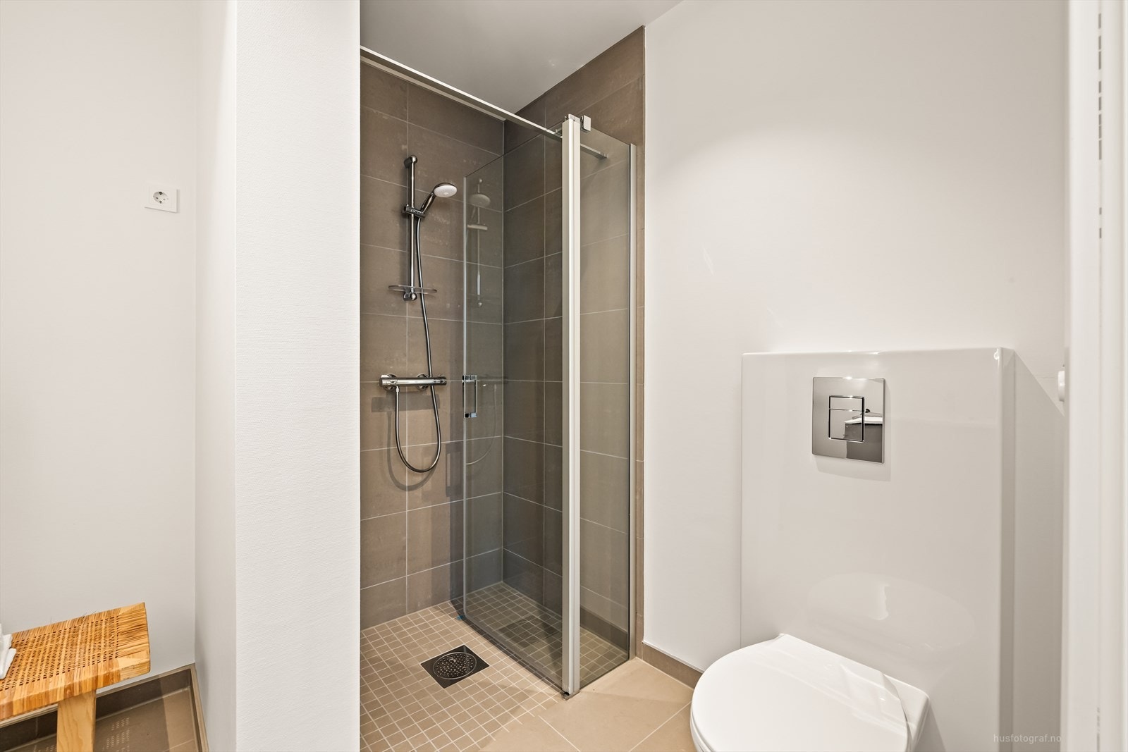 Baderomsinnredning i beige utførelse med underskap, nedfelt servant og speil med belysning. Videre har badet vegghengt toalett og dusjhjørne med innfellbare dusjvegger. Galleribilde