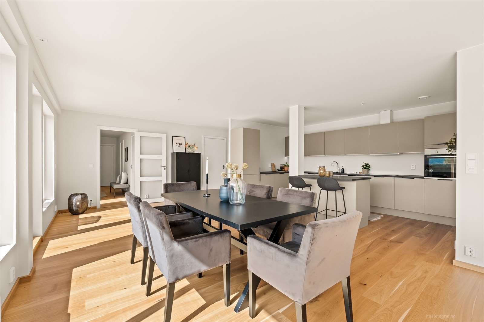 Ny, og meget tiltalende 5-roms med terrassearealer på 136 m² - Attraktiv beliggenhet 2 bad - P-plass - IN-ordning! Galleribilde