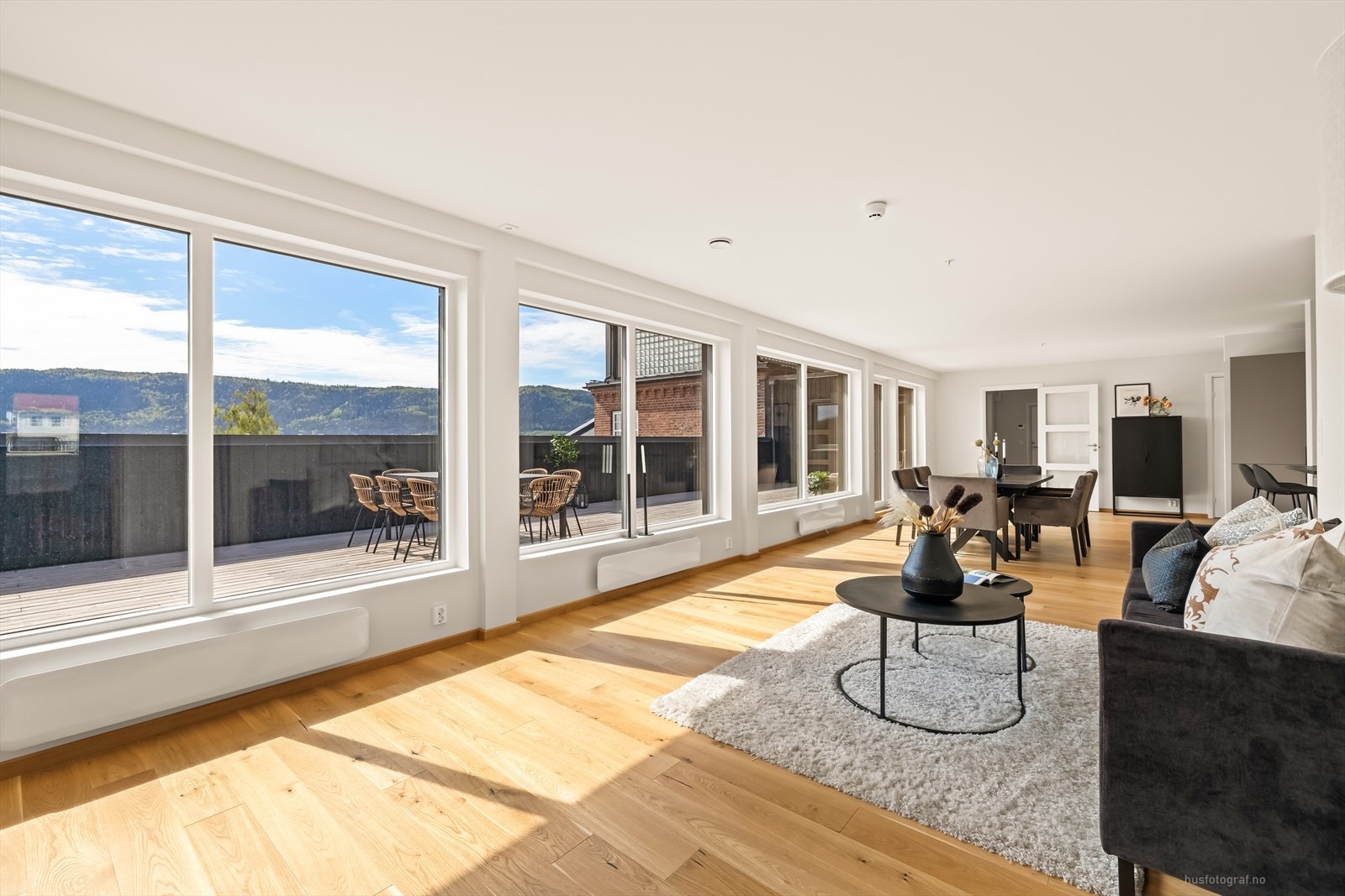 Alt er lagt til rett for optimalt lyssetting inn og de store vinduene i hele leiligheten sørger for fint naturlig lys inn og hyggelig utsyn. Galleribilde