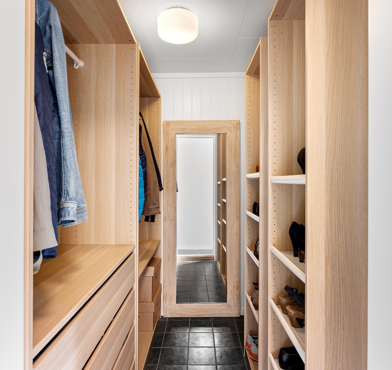 Det er ytterligere oppbevaringsplass i en bod/garderobe tilknyttet entreen. Galleribilde