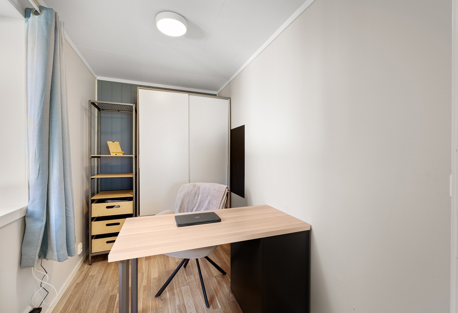 Soverom 4 - Fleksibelt soverom som i dag brukes som kontor - perfekt for hjemmekontor med god plass til skrivebord og oppbevaringsløsninger. Galleribilde