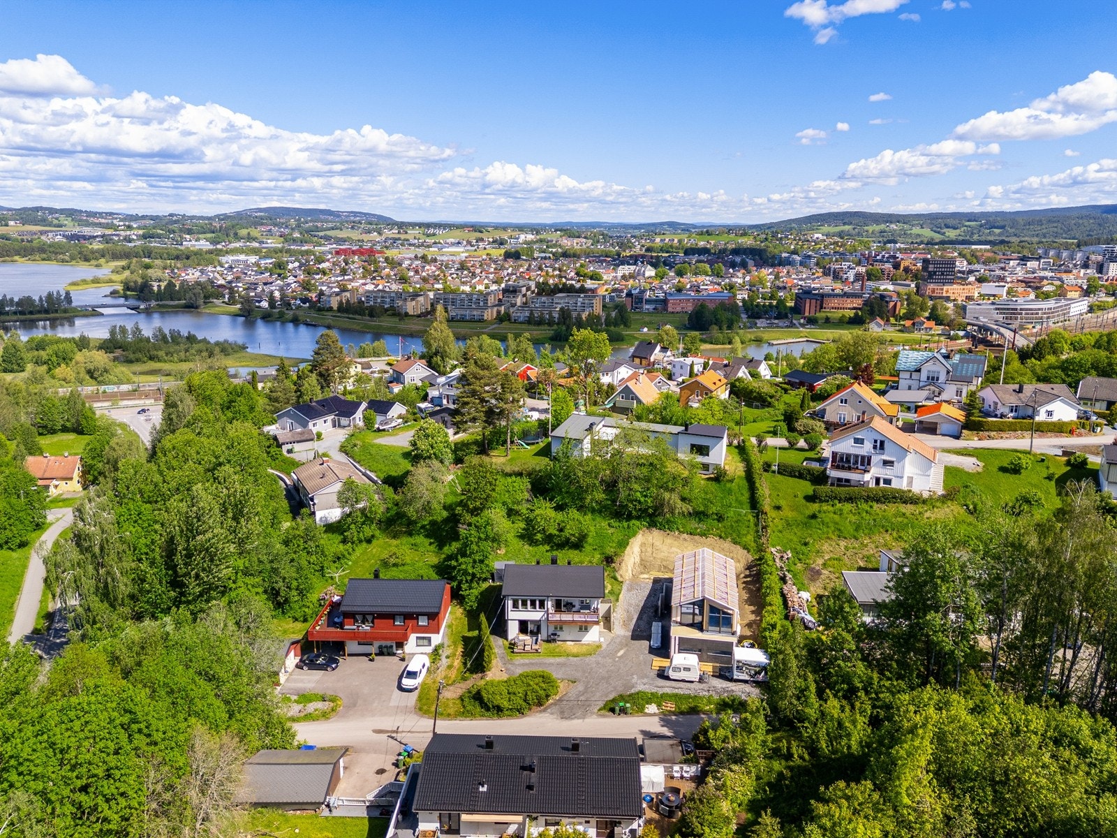 Hel tomannsbolig/enebolig bestående av to leiligheter - ideelt for familier eller utleie. Galleribilde