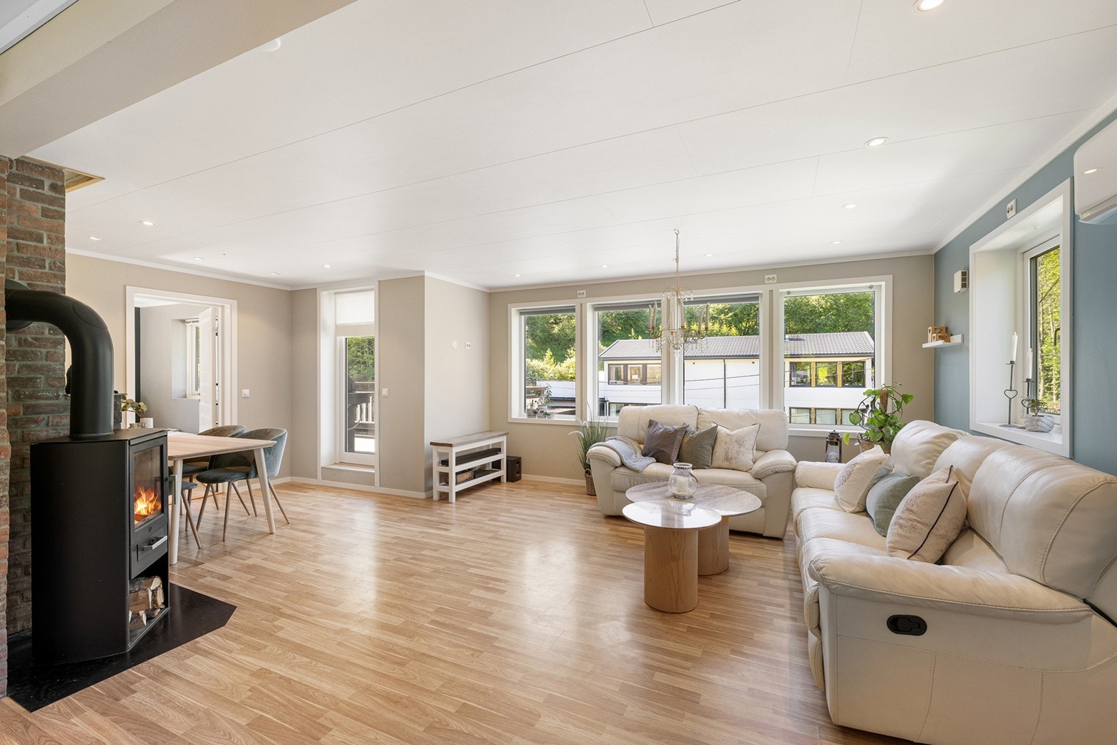 Stuen har god plass til spisebord og direkte utgang til veranda - perfekt for hyggelige måltider inne og ute. Galleribilde