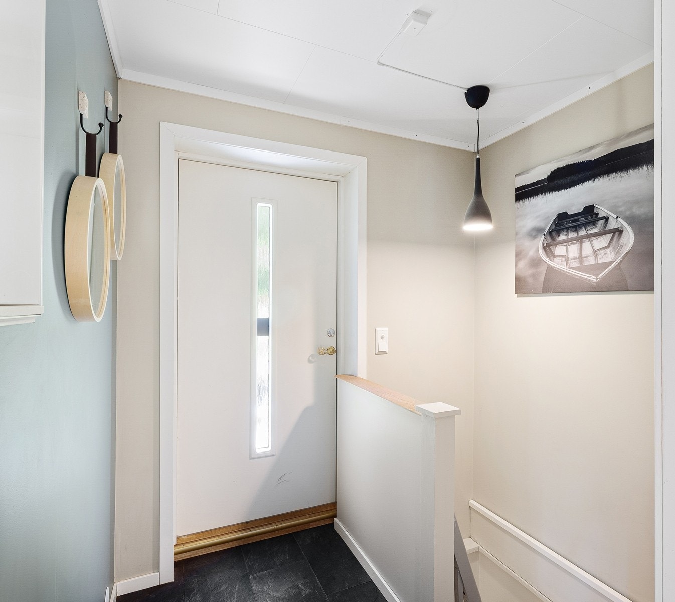 Vel innenfor døra blir du møtt av en lys entré med sorte fliser og lyse vegger - en elegant kontrast som skaper et tidløst uttrykk. Galleribilde