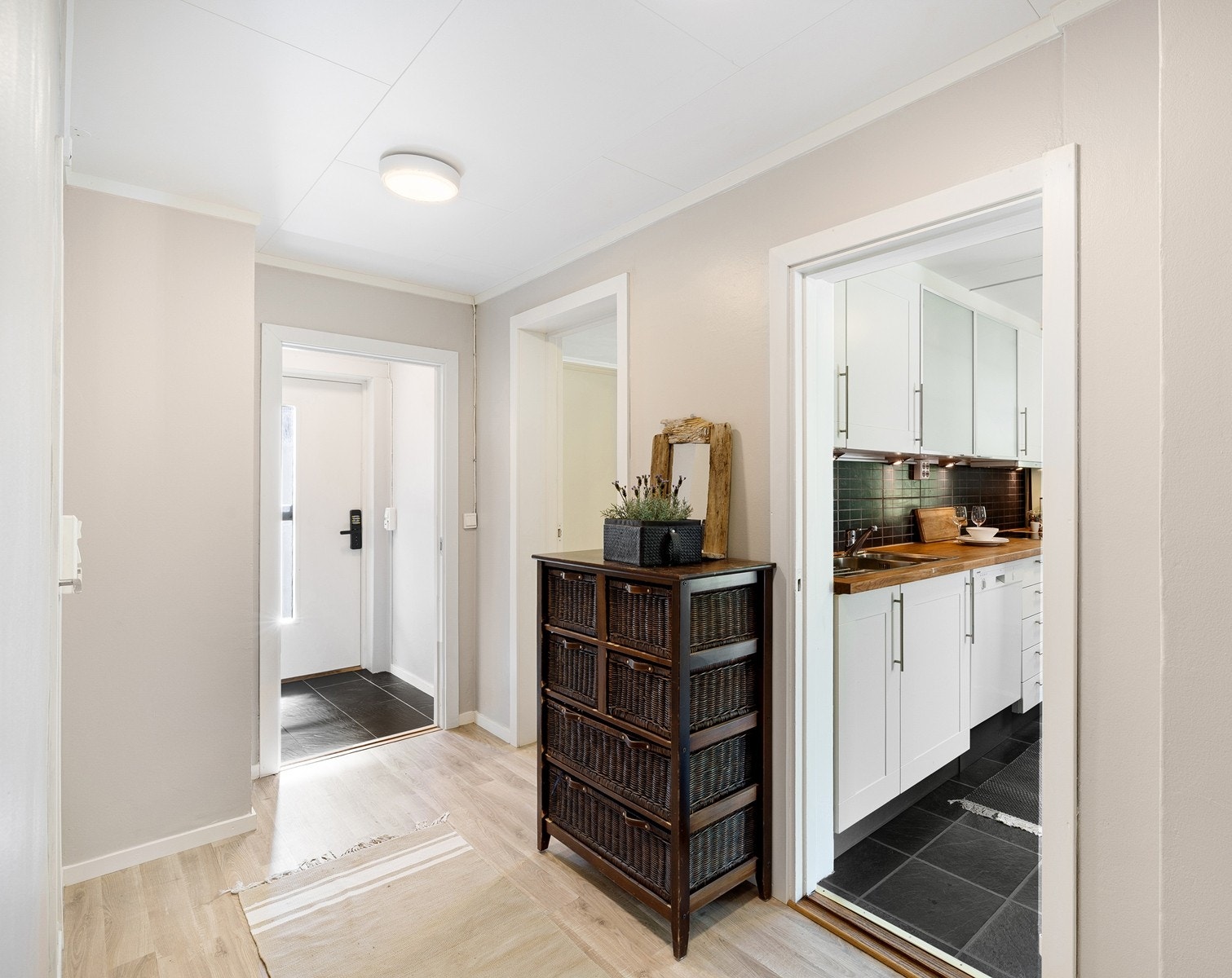 Velkommen inn i en lys og luftig entré med god plass til oppbevaring av yttertøy og sko. Galleribilde