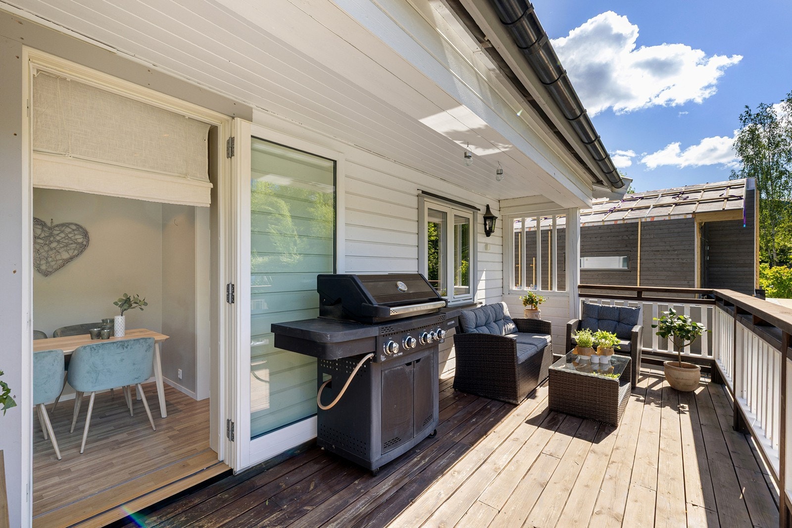 Verandaen er delvis overbygget, noe som gir god beskyttelse mot vær og vind, samtidig som du kan nyte solfylte dager. Galleribilde