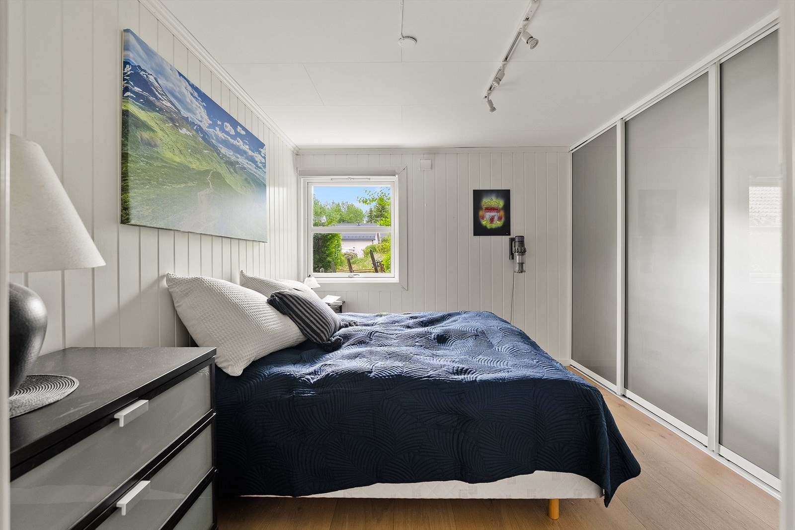 Romslig soverom med skyvedørsgarderobe. Galleribilde