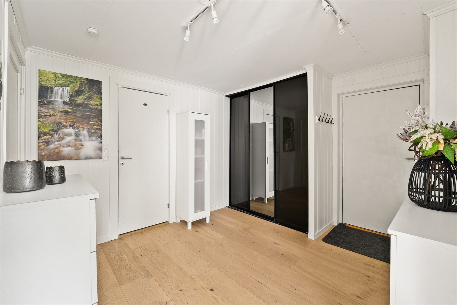 Stor entrè med skyvedørsgarderobe. Galleribilde