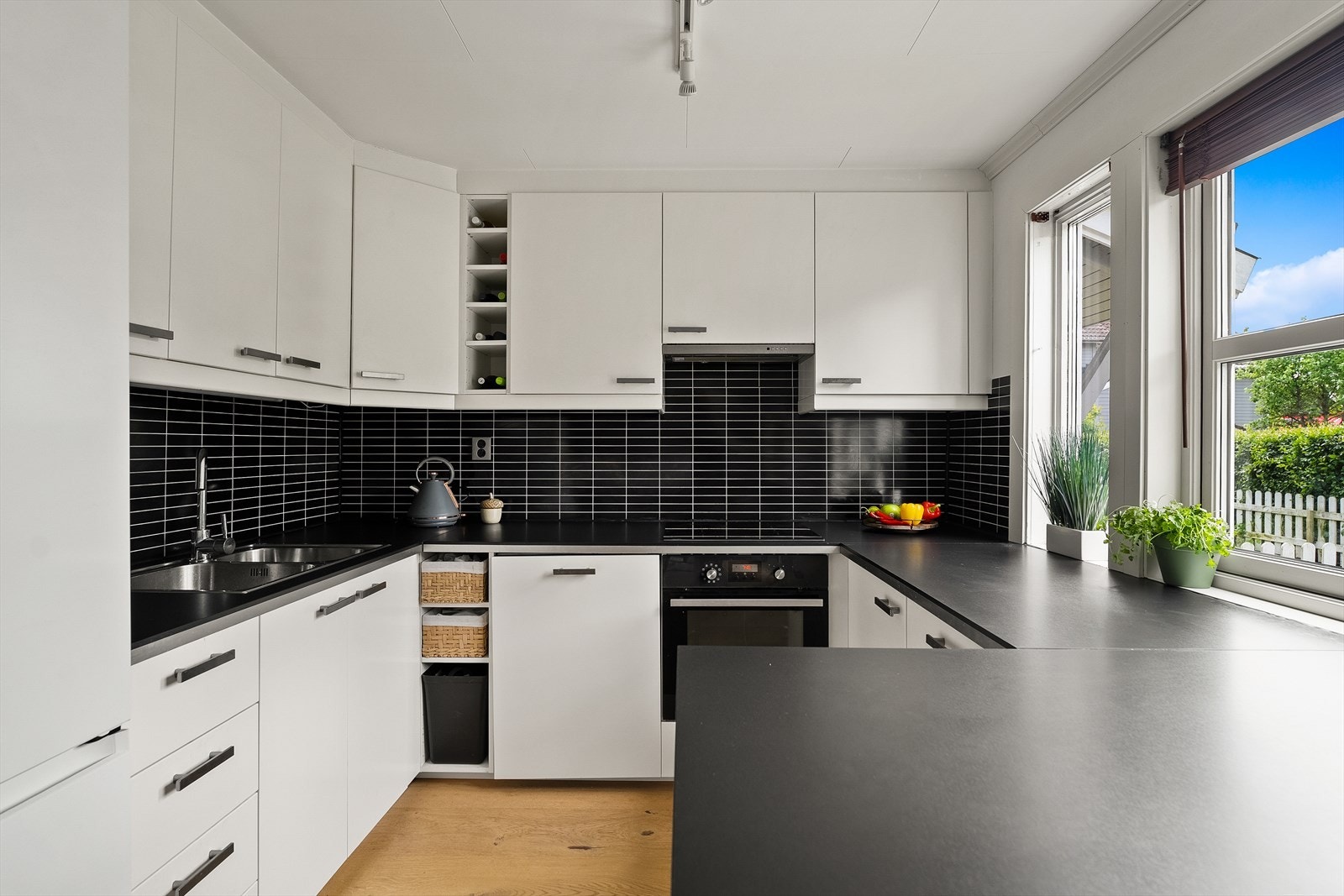 Lyst og trivelig kjøkken med integrert komfyr og platetopp samt oppvaskmaskin. Galleribilde