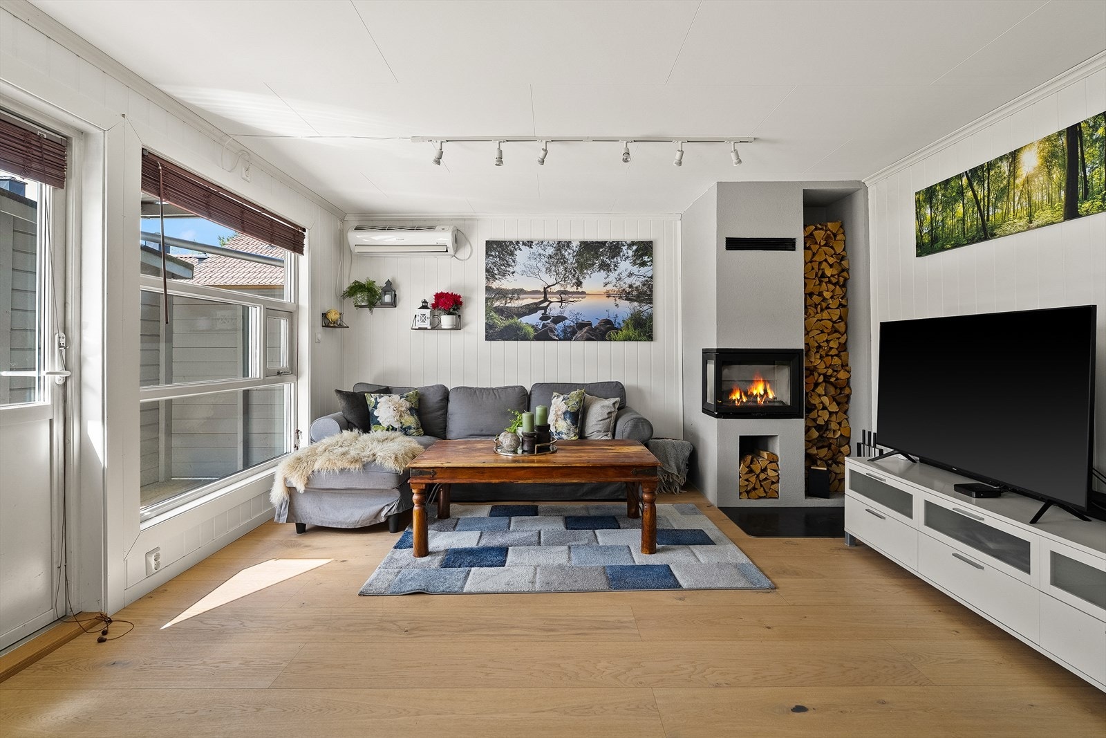 Stue med peis og varmepumpe. Utgang til terrasse. Galleribilde