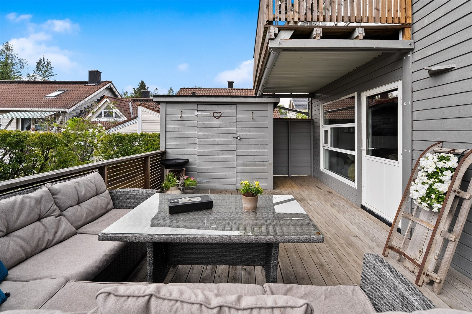 Praktisk utebod på terrassen. Galleribilde