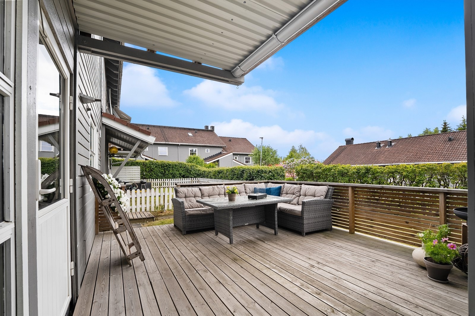 Stor terrasse hvor man kan nyte mange soltimer. Godt skjermet. Galleribilde