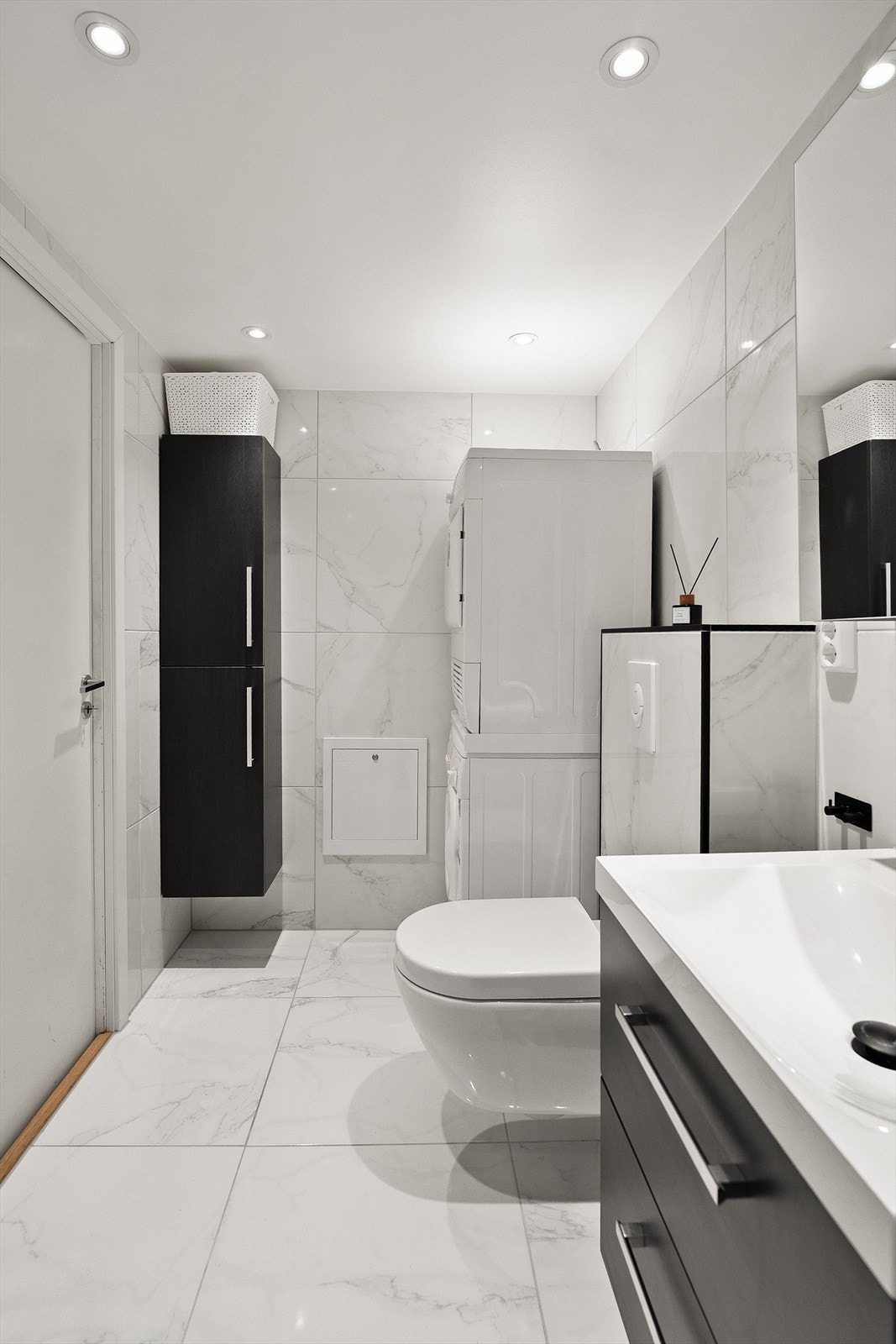 Opplegg til vaskemaskin, downlights, vegghengt wc, dusjhjørne, skap, baderomsinnredning. Galleribilde