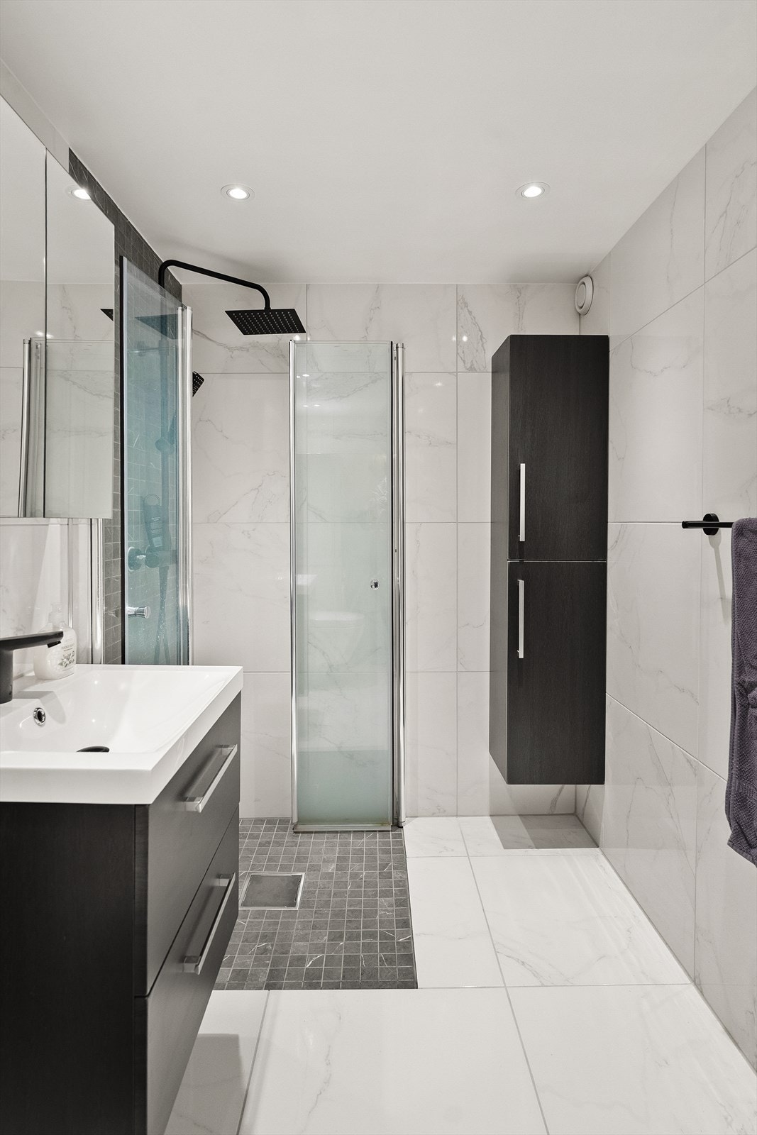 Romslig bad med smakfulle fliser og innredning. Galleribilde