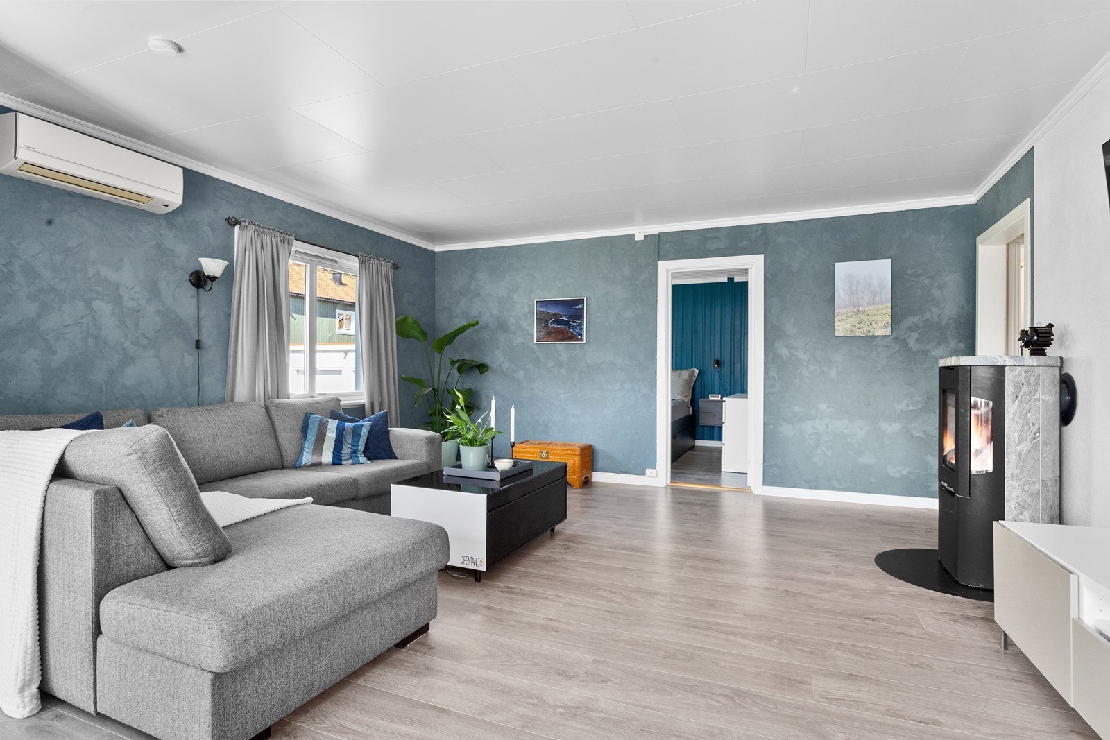 I tillegg til peisovn er det varmepumpe Galleribilde