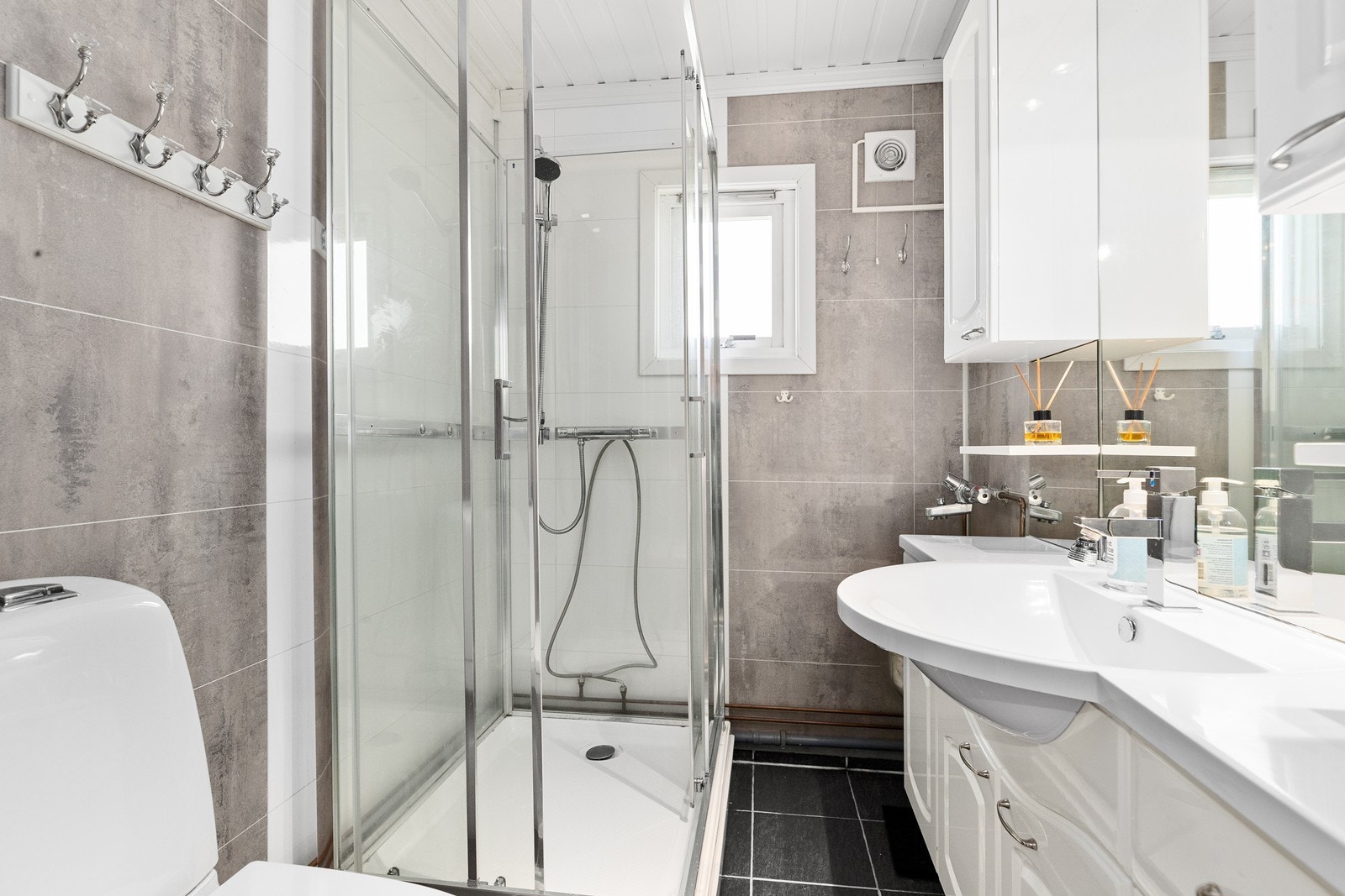 Badet er flislagt med eldre innredning Galleribilde