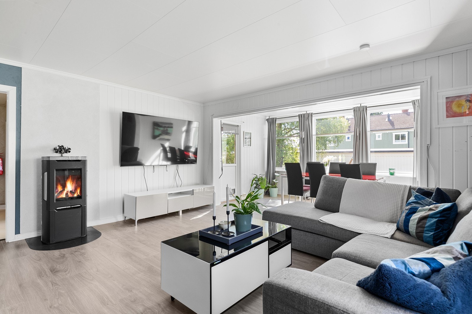 Fra stuen er det utgang til hyggelig terrasse Galleribilde