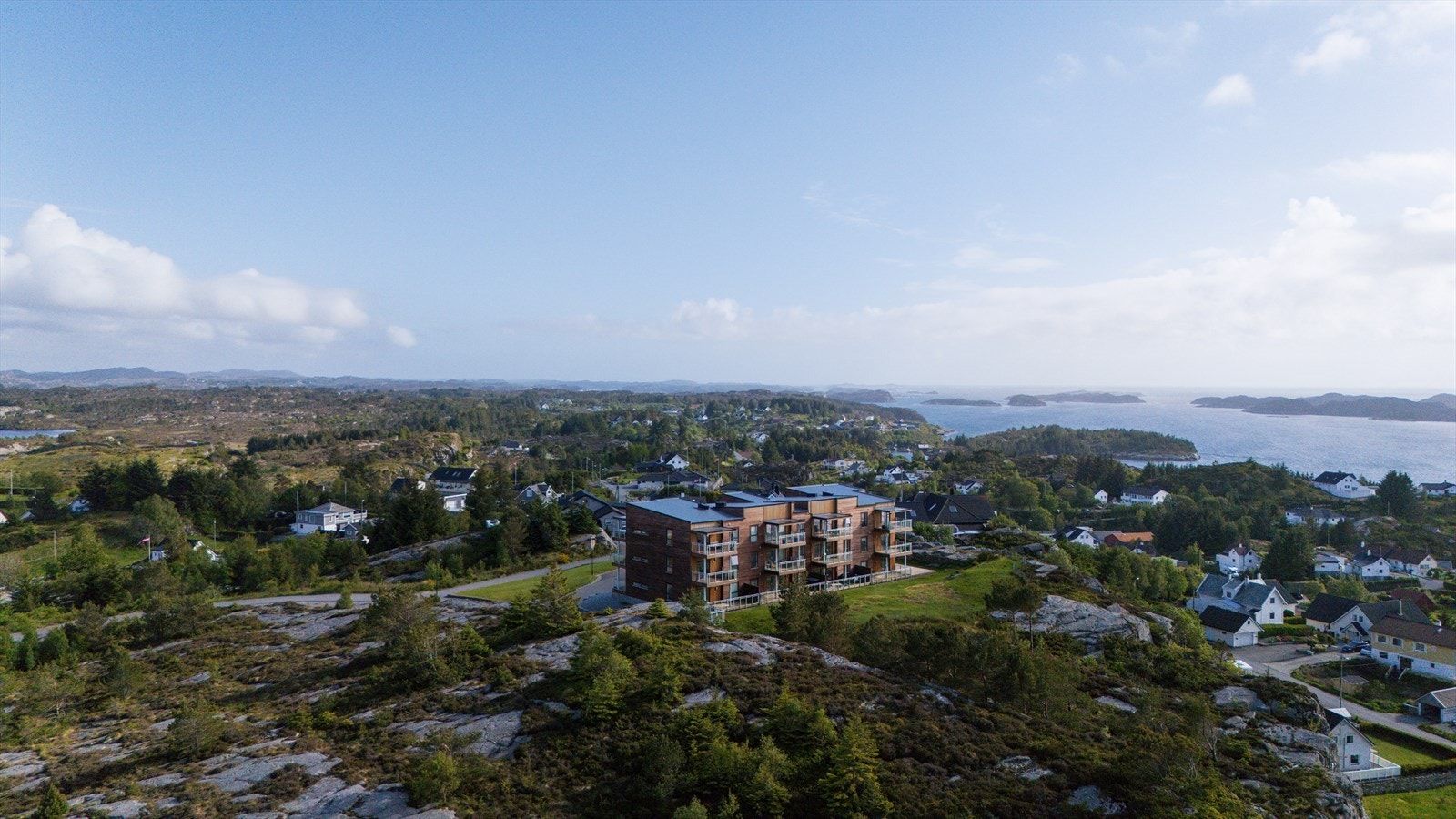 Boligen ligger i et veletablert og trygt nabolag med høy andel eneboliger og et miljø preget av trivsel, ro og fellesskap Galleribilde