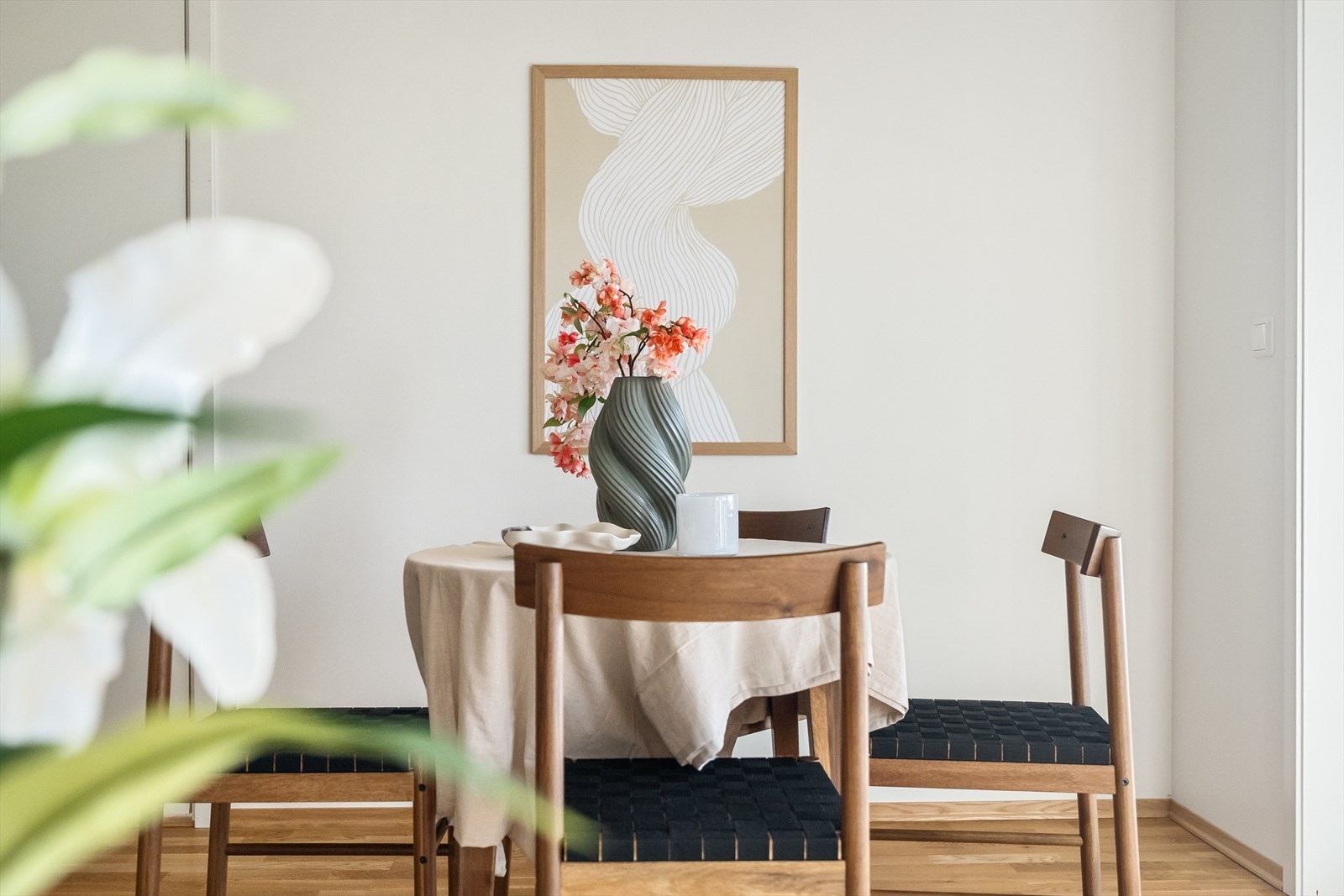 Det er mulighet for å innrede med en romslig spisegruppe - ideelt for å huse større selskap Galleribilde