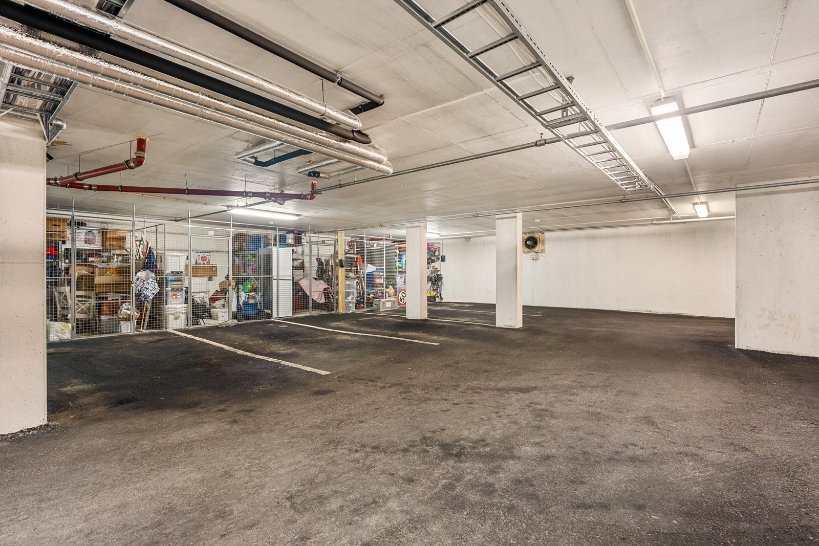 Parkering i garasje - trygt, tørt og lettvint, med direkte adkomst til bygget Galleribilde